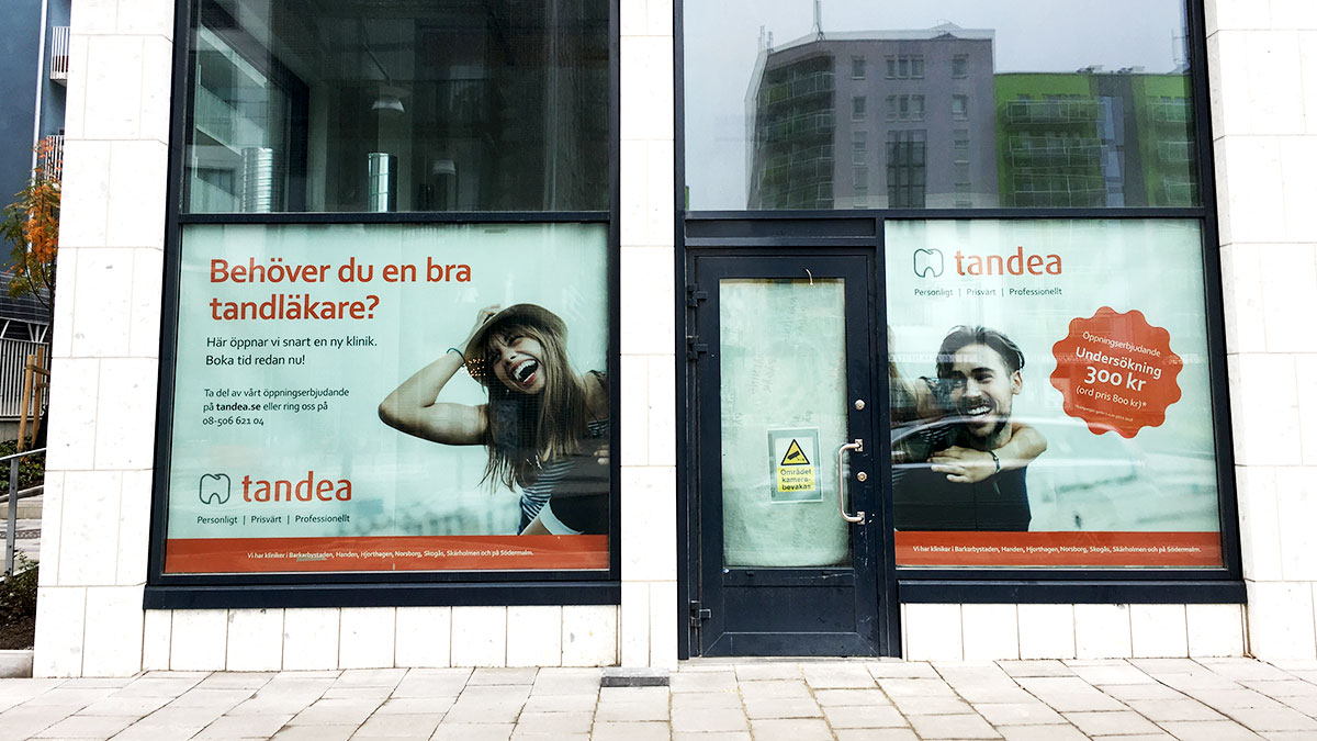 Fönsterskyltar på Tandea Barkarby